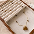Collana lunga dorata a strati con perle occhio di tigre e ciondolo a mini borsa - Collana con ciondolo a borsa sfumato con catena dorata in occhio di tigre - circonferenza circa 78 cm