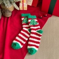 Calze natalizie in pile corallo a righe bianche e rosse con motivo ad albero - Albero di Natale a Strisce