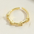 Minimalistischer verstellbarer Goldring mit quadratischen Zirkonia auf Stoff - Dreieckiger Zirkonia