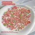 Nagel-Charms mit rosa Harzrosen, weißen Perlen und grünen Blättern für DIY Maniküre-Kunst - Ca. 30-40 Stück (2,5g) / Pink Rot Perle Rose Gemischt