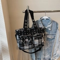 Borsa tote punk a scacchi bianchi e neri con borchie metalliche e catene decorative - Quadri bianco e nero