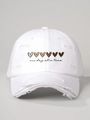 Detail van de witte baseballpet met hartjesprint en tekst in vintagestijl - Wit / Verstelbaar