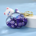 Dettaglio del portachiavi a nuvola con fiori viola e ciondolo a forma di orsetto - Fibbia Oro Chiaro + Orsetto Nuvola / Viola
