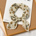 Carré de soie en coton et lin beige avec motifs floraux orange sur un plateau chic - Bleu Suruga