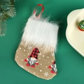 Calza di Natale con gnomo e cappello scozzese rosso, iuta rustica e finta pelliccia - Gnomo / Piccolo 16.2cm / caffè