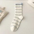 Babyblaue gestreifte Cremsocken mit kleinem Herzband-Etikett für Damen - Einheitsgröße / Creme Gestreift