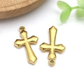 Gros plan de pendentifs croix en acier inoxydable doré avec finition polie et anneaux - 29x16x3mm Croix d'Or(T2415)