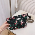 Détail de trousse à maquillage en coton à fleurs avec motifs de tulipes rouges - Noir avec fleurs rouges