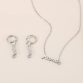 Conjunto de collar y pendientes Mama en plata con diamantes sobre fondo beige - Color Acero (KS217705-KLX)