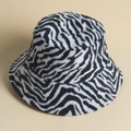Cappello da pescatore zebrato in peluche bianco e nero con calda trama invernale - M (56-58cm) / Nero & Bianco