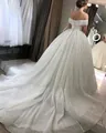 Robe de mariée blanche à paillettes avec épaules dénudées et traîne scintillante - US 26W / Ivoire