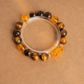 Dettaglio del bracciale in occhio di tigre con perline mantra dorate su base - 1# Bracciale Occhio di Tigre (Squisita Confezione Regalo)
