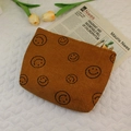 Bruine corduroy make-uptas met smiley-print op een zachte gewatteerde achtergrond - Bruin Glimlach