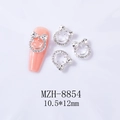 Détail macro du bijou d'ongle en forme de nœud argenté avec strass brillants - Visage Souriant Argenté avec Nœud en Strass Blanc (8854) / Lot de 10
