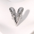 Anello a cuore allungato in argento con trama martellata su sfondo bianco ondulato - Color Acciaio