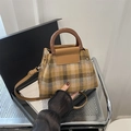 Detalle de bolso de tweed a cuadros vintage con asa circular marrón oscuro y herrajes - Marrón