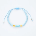 Detail eines verstellbaren blauen Perlenarmbands mit Edelstein und Goldakzenten - Seeblau
