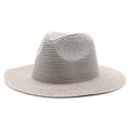 Dettaglio del cappello di paglia beige finemente intrecciato con corona in stile jazz - M(56-58cm) / Grigio