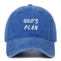 Détail de la broderie God's Plan blanche sur une casquette en denim bleu marine délavé - Bleu clair