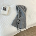 Cagoule balaclava minimaliste en maille gris clair avec boutons sombres pour l'hiver - Gris