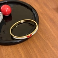Detail eines goldenen Schmetterlingsarmbands mit roter Emaille und Zirkonia-Inlay - Gold-Roter Schmetterling