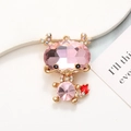 Dettaglio ciondolo a drago in gemma rosa con strass colorati e lega d'oro lucido - Base Oro Rosa