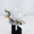 Eleganter Ansteckstrauß mit weißer Kunstrose und lila Akzenten für Hochzeitsanzüge - Ansteckblume / Weiß