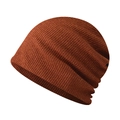 Primer plano detallado del gorro de punto acanalado marrón oscuro con textura y costuras - Ajustable / Naranja