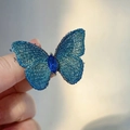 Squisita spilla a farfalla ricamata blu con una scintillante pietra di cristallo blu - Farfalla in Maglia Blu con Gemma (X0523-Blu)