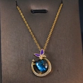 Collana luna e stella dorata con farfalla in smalto viola e sfera stellata blu - Stile Farfalla Luna Sfera Stellata (XL1992-009)