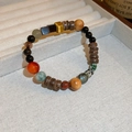 Bracelet tissé ethnique avec pierres naturelles colorées et détails en métal - Style de Perles Carrées en Pierre Naturelle