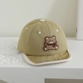 Dettaglio del berretto neonato con visiera morbida, ricamo a orsetto e cotone color kaki - 48-50cm (1-2 anni) / Stile orso / verde chiaro