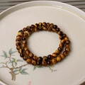 Bracelet double en pierre œil de tigre avec perles dorées sur une assiette en céramique - 24# Fleur de Café Oeil de Tigre