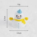Miniatur-Weihnachtsschneemann aus Harz mit blauem Hut und gelbem Schal, Höhe 3,7 cm - Schneemann mit blauem Hut