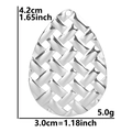 Detalle de pendiente de gota trenzado plateado con medidas de 4,2 cm de alto y 3,0 cm de ancho - Color Acero