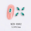 Makrodetail eines smaragdgrünen Marquise-Nagelkristalls 5,5x9,5mm auf Silberbasis - Smaragdgrünes Marquise-Stil (8982)