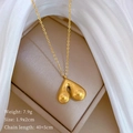 Especificaciones del collar con colgante de corazón dorado con dimensiones y peso en joyero - Estilo de Corazón Minimalista (T414) / Dorado