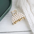 Elegante pinza de pelo de metal dorado con grandes perlas blancas en una bandeja - Semicírculo Dorado