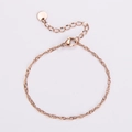 Detalle de una pulsera de cadena trenzada de oro rosa con cierre de mosquetón y extensor - Oro rosa