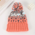 Dettaglio ravvicinato di un berretto in maglia con pompon colorato e motivi a righe - M (56-58cm) / Rosso Arancio