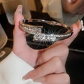 Bracciale a farfalla in argento con perle e cristalli scintillanti dal design aperto - Argento Geometrico
