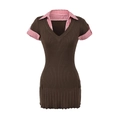 Detalle de un vestido de punto marrón con cuello de cuadros rojos y falda de tablas - XS / Top Y Pantalón / Café