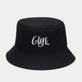 Dettaglio del ricamo Gigi su cappello alla pescatore in twill di cotone nero con tesa - Taglia unica / Nero