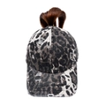 Leopard print honkbalpet met paardenstaart opening en gewassen vintage uitstraling - Verstelbaar / Luipaardprint Kruis