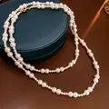 Elegante collana di perle bianche a doppio strato con chiusura OT dorata su portagioie verde - Collana - Oro - Bianco