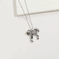 Élégant collier avec pendentif nœud argenté et finition polie sur une pierre blanche - Noeud Argent