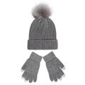 Detail von grauem Chenille-Strickhut mit Pelzbommel und Touchscreen-Handschuhen Set - Hellgrau