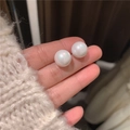 Élégantes boucles d'oreilles perles irisées 8-10mm sur fond en tricot blanc doux - Imitation Perle de Coquillage Argent (12mm)