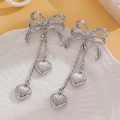 Silberne Schleifen-Ohrringe mit Herz-Anhängern und graviertem Muster im Vintage-Stil - Weiß K/Silber