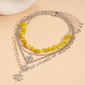Détail du collier multicouche soleil et étoile avec pierres jaunes et chaîne argentée - Soleil Argenté (Ensemble de 4 Pièces)